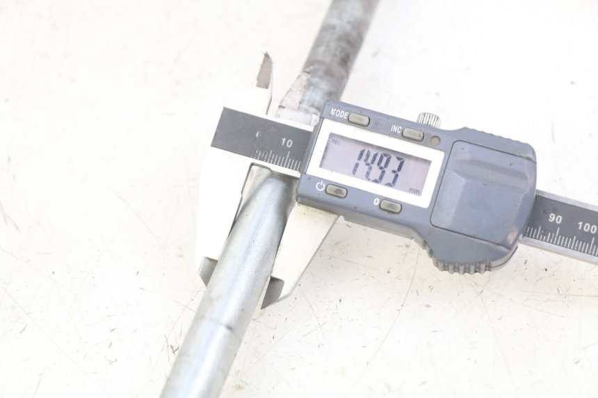 photo de REAR WHEEL AXLE DAELIM VL DAYSTAR 125 (2000 - 2011) - Component detail