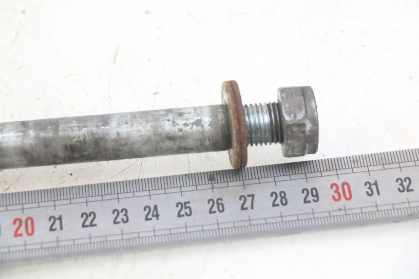 photo de REAR WHEEL AXLE DAELIM VL DAYSTAR 125 (2000 - 2011) - Zoom on usage condition