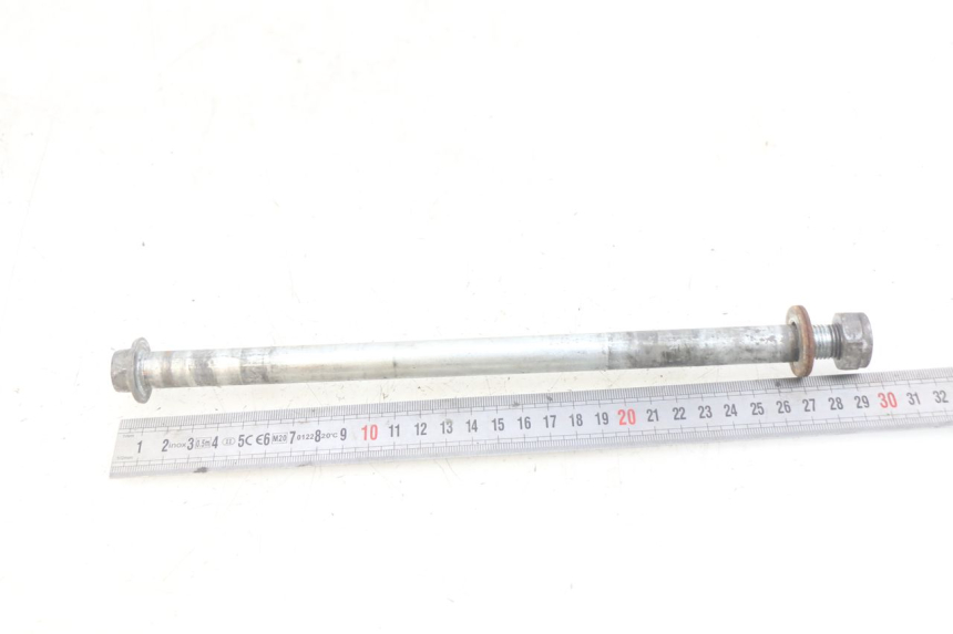 photo de REAR WHEEL AXLE DAELIM VL DAYSTAR 125 (2000 - 2011) - Alternative perspective