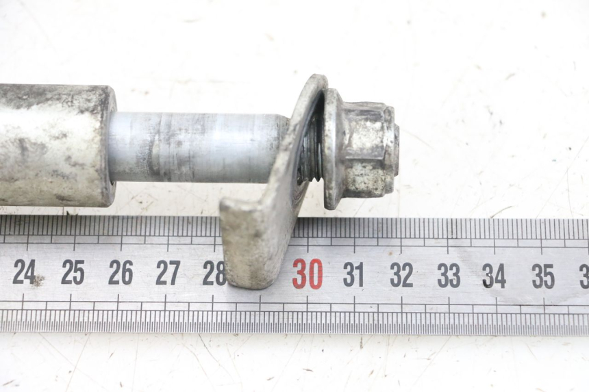 photo de REAR WHEEL AXLE SUZUKI VL INTRUDER 125 (2004 - 2007) - Component detail