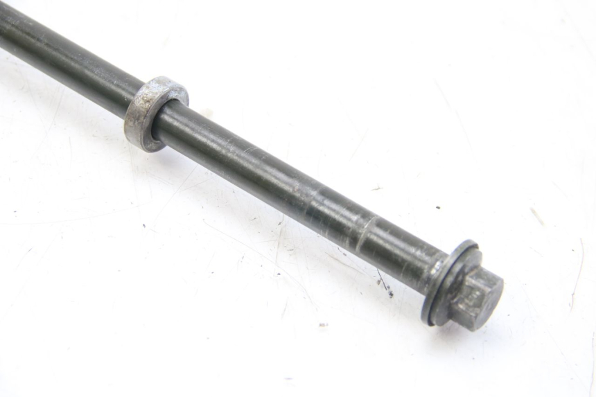 photo de REAR WHEEL AXLE SYM WOLF SB 125 (2011 - 2018) - Alternative perspective