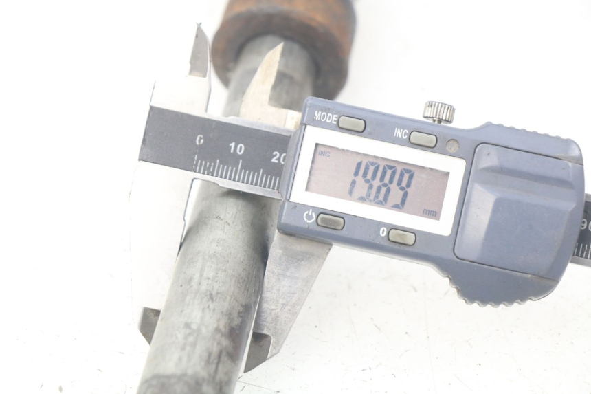 photo de REAR WHEEL AXLE SUZUKI XF FREEWIND 650 (1997 - 2003) - Zoom on usage condition