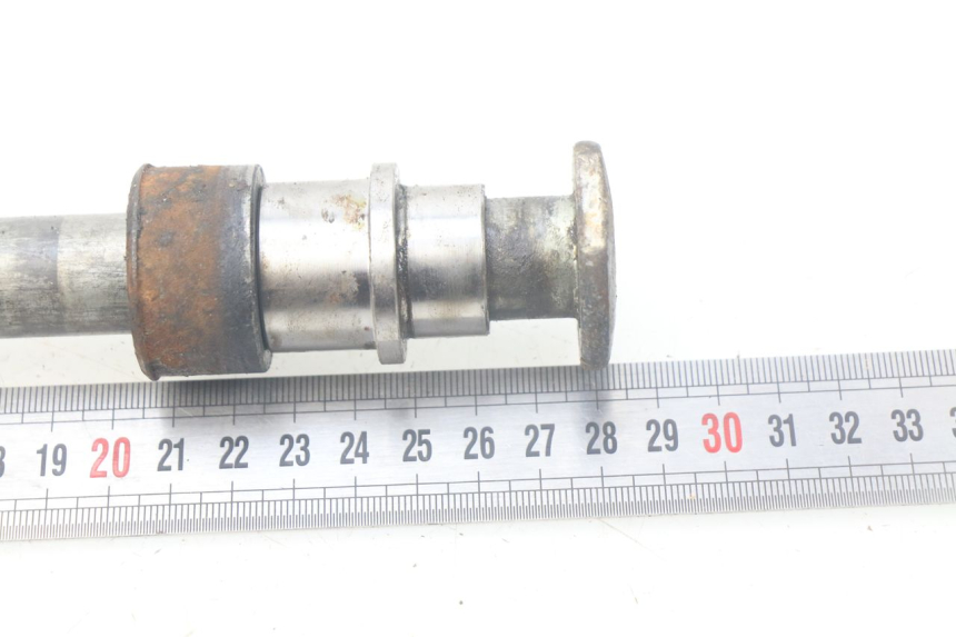 photo de REAR WHEEL AXLE SUZUKI XF FREEWIND 650 (1997 - 2003) - Alternative perspective