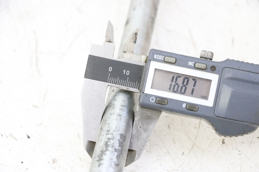 photo de REAR WHEEL AXLE YAMAHA XJ6 ABS 600 (2008 - 2016) - Alternative perspective