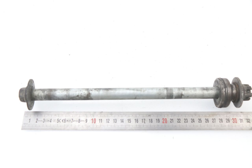 photo de REAR WHEEL AXLE YAMAHA XJN XJ N DIVERSION 600 (1994 - 1997) - Technical close-up