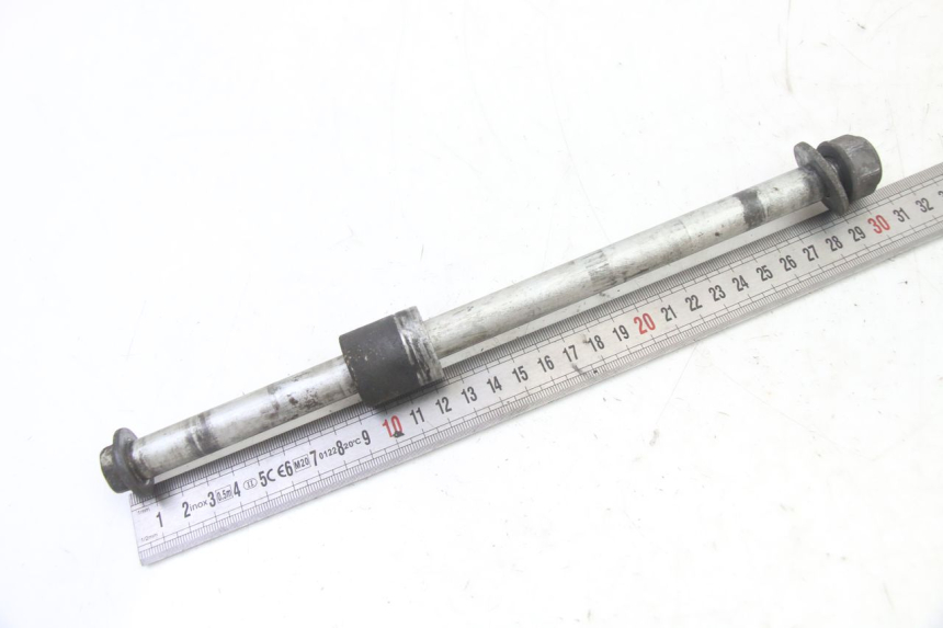 photo de REAR WHEEL AXLE HONDA XLV VARADERO 125 (2000 - 2006) - Zoom on usage condition