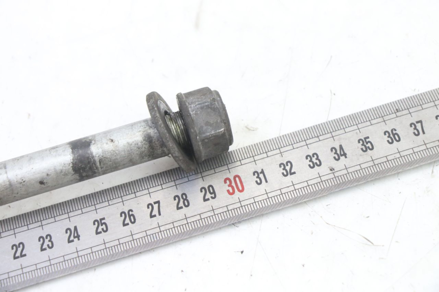 photo de REAR WHEEL AXLE HONDA XLV VARADERO 125 (2000 - 2006) - Alternative perspective