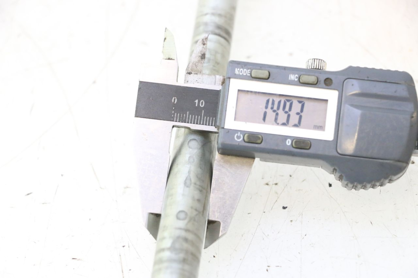 photo de REAR WHEEL AXLE HONDA XLV VARADERO 125 (2007 - 2012) - Technical close-up