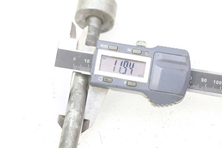 photo de REAR WHEEL AXLE HONDA XR 70 (1997 - 2003) - Component detail