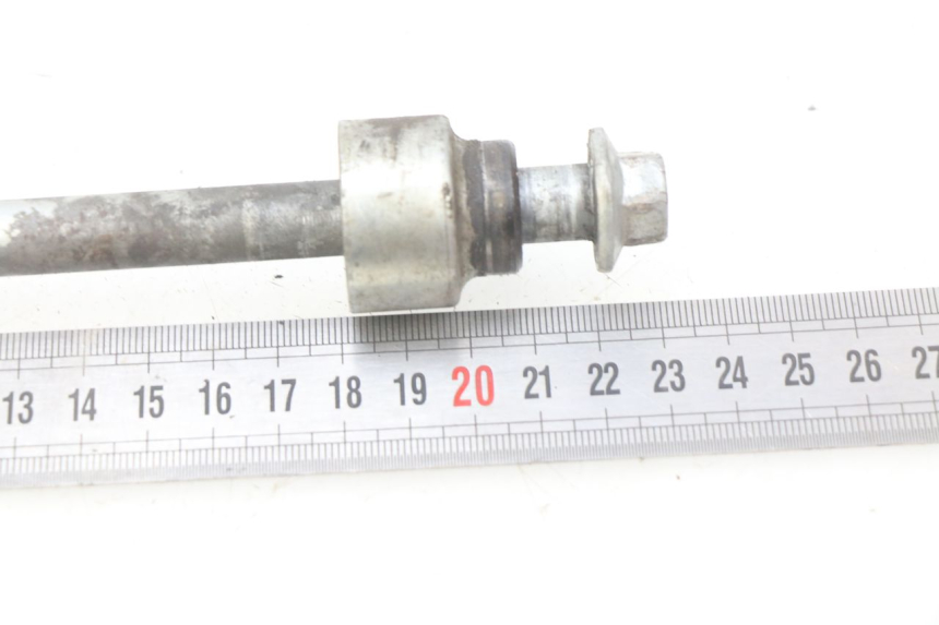 photo de REAR WHEEL AXLE HONDA XR 70 (1997 - 2003) - Alternative perspective