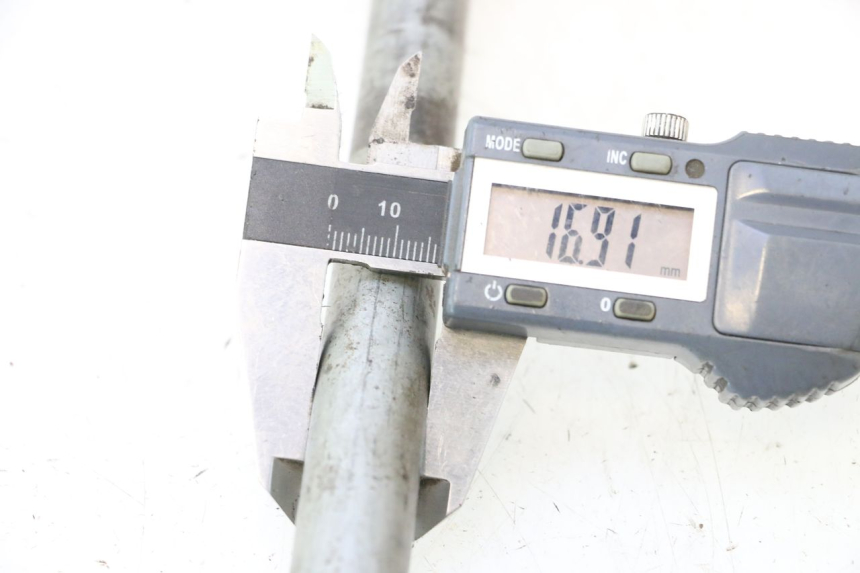 photo de REAR WHEEL AXLE HONDA XRV AFRICA TWIN 750 (1990 - 1992) - Fixing points details
