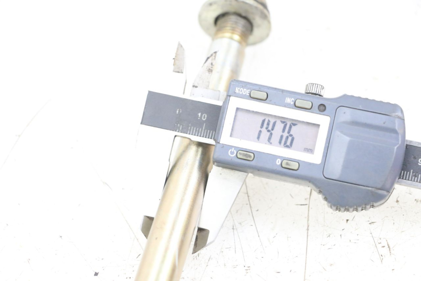 photo de REAR WHEEL AXLE SYM XS 125 (2007 - 2016) - Alternative perspective