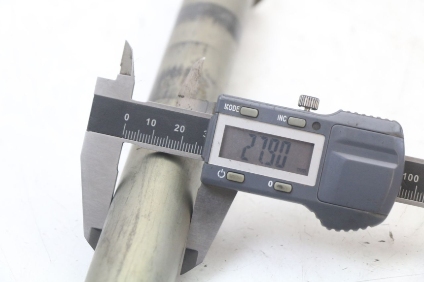 photo de REAR WHEEL AXLE YAMAHA FZ1 FAZER 1000 (2007 - 2009) - Technical close-up