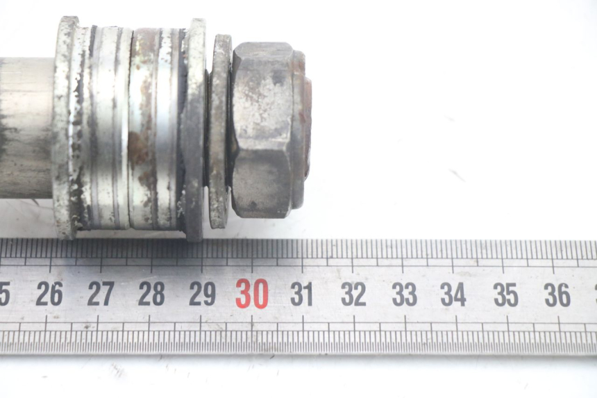 photo de REAR WHEEL AXLE YAMAHA FZ6 FAZER S2 600 (2007 - 2011) - Alternative perspective