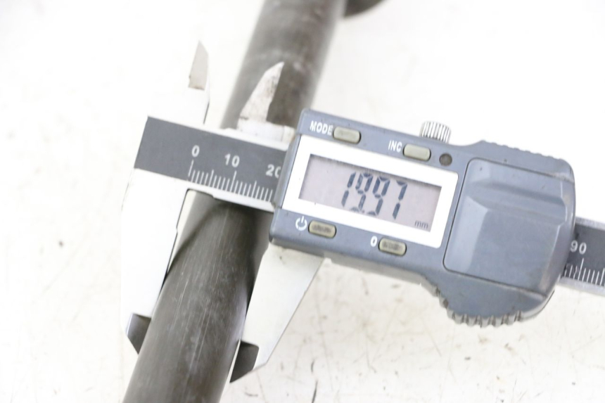 photo de REAR WHEEL AXLE YAMAHA FZS FAZER 600 (2001 - 2003) - Component detail