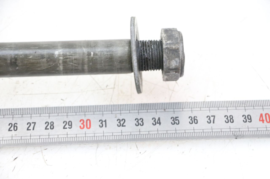 photo de REAR WHEEL AXLE YAMAHA FZS FAZER 600 (2001 - 2003) - Zoom on usage condition