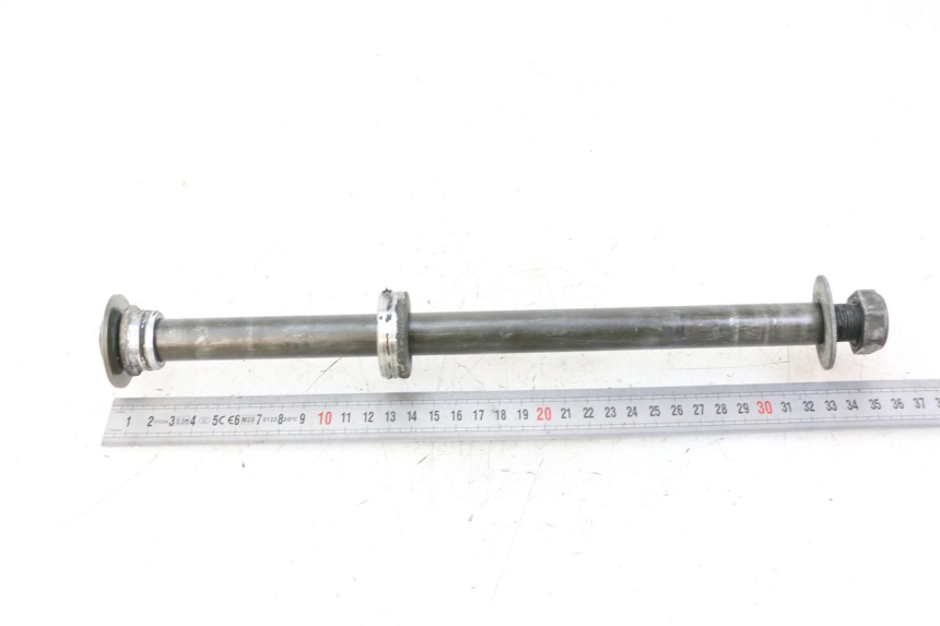 photo de REAR WHEEL AXLE YAMAHA FZS FAZER 600 (2001 - 2003) - Alternative perspective