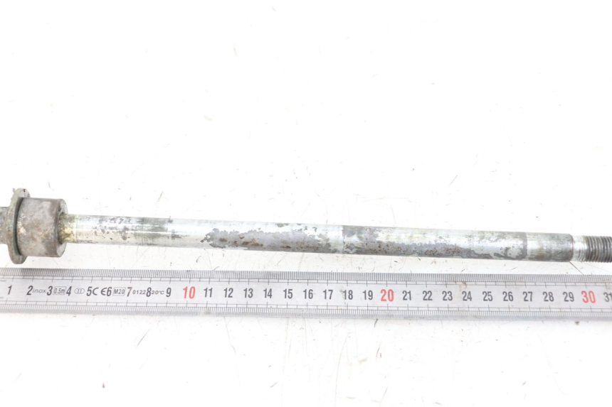 photo de REAR WHEEL AXLE YAMAHA XVS DRAG STAR DRAGSTAR 650 (1997 - 2007) - Zoom on usage condition