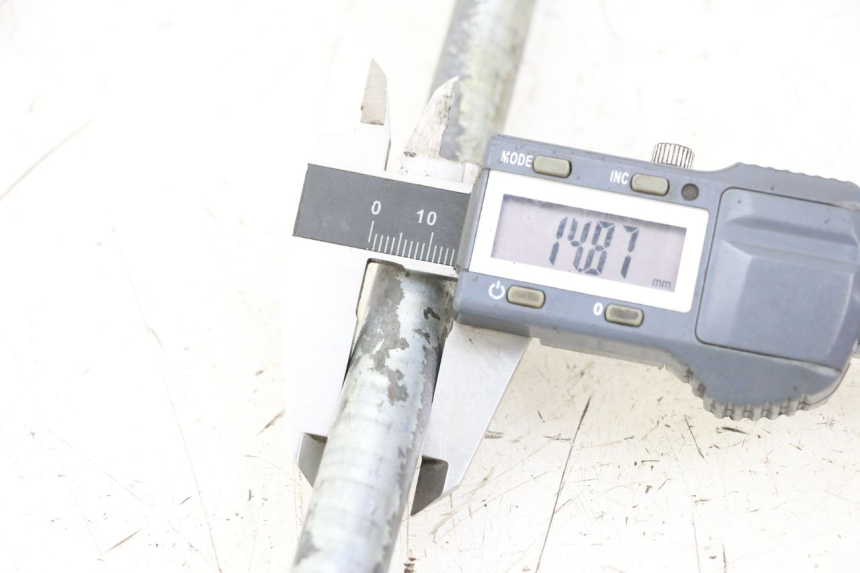 photo de REAR WHEEL AXLE YAMAHA XVS DRAG STAR DRAGSTAR 650 (1997 - 2007) - Alternative perspective