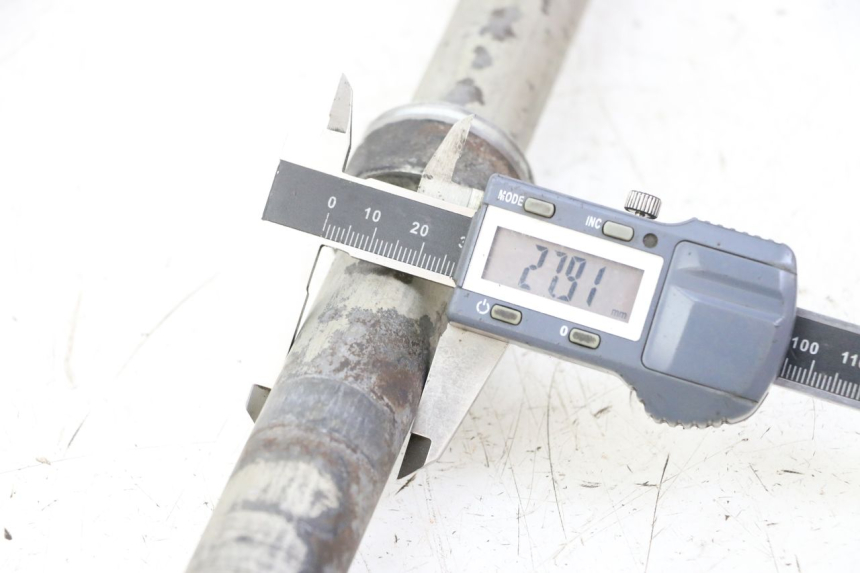 photo de REAR WHEEL AXLE YAMAHA YP T-MAX TMAX 530 (2017 - 2020) - Alternative perspective