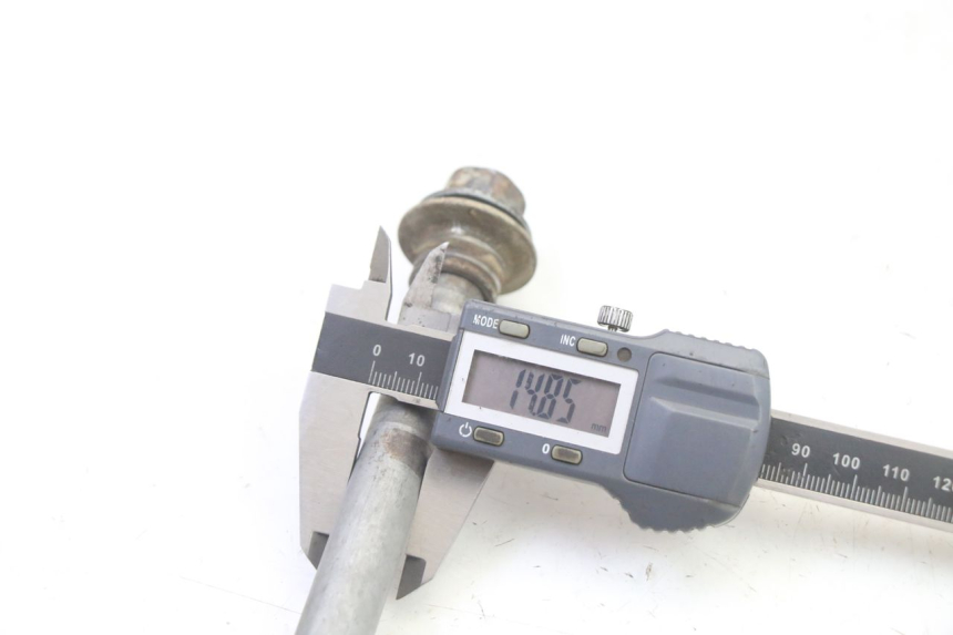 photo de REAR WHEEL AXLE YAMAHA YZ 85 (2022 - 2025) - Technical close-up