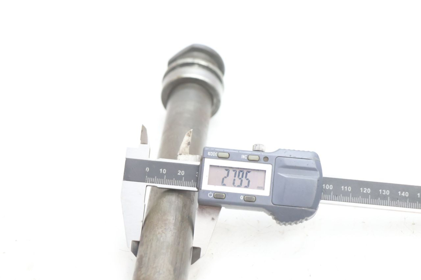 photo de REAR WHEEL AXLE YAMAHA YZF R GENESIS 750 (1993 - 1998) - Technical close-up