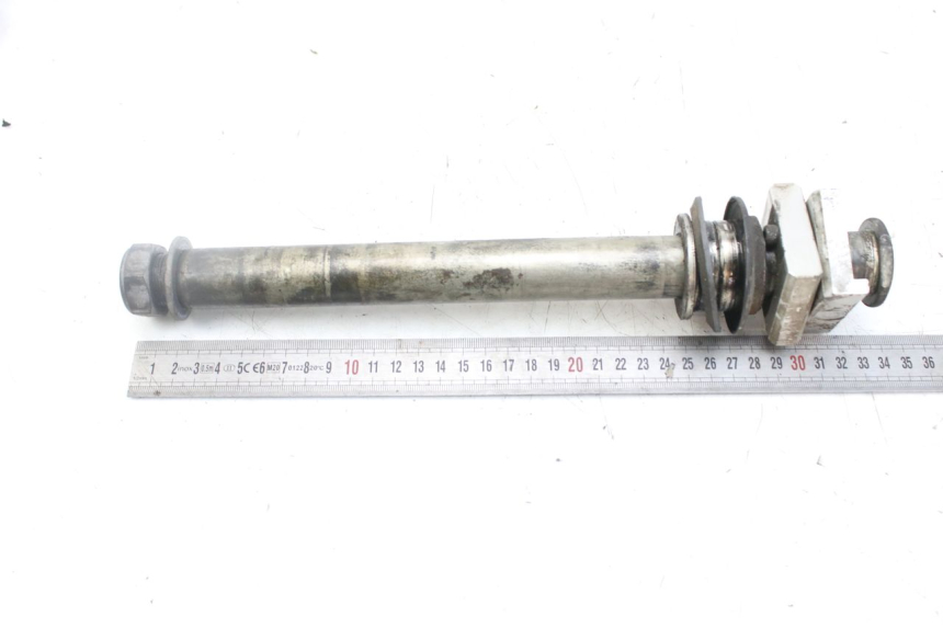 photo de REAR WHEEL AXLE YAMAHA YZF R1 1000 (2007 - 2008) - Technical close-up