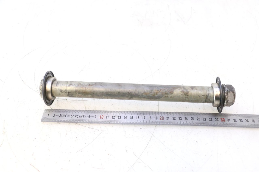 photo de REAR WHEEL AXLE YAMAHA YZF R6 600 (2008 - 2009) - Alternative perspective