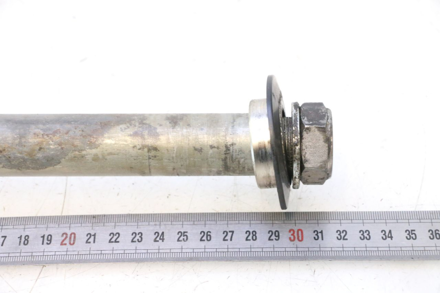 photo de REAR WHEEL AXLE YAMAHA YZF R6 600 (2008 - 2009) - Technical close-up