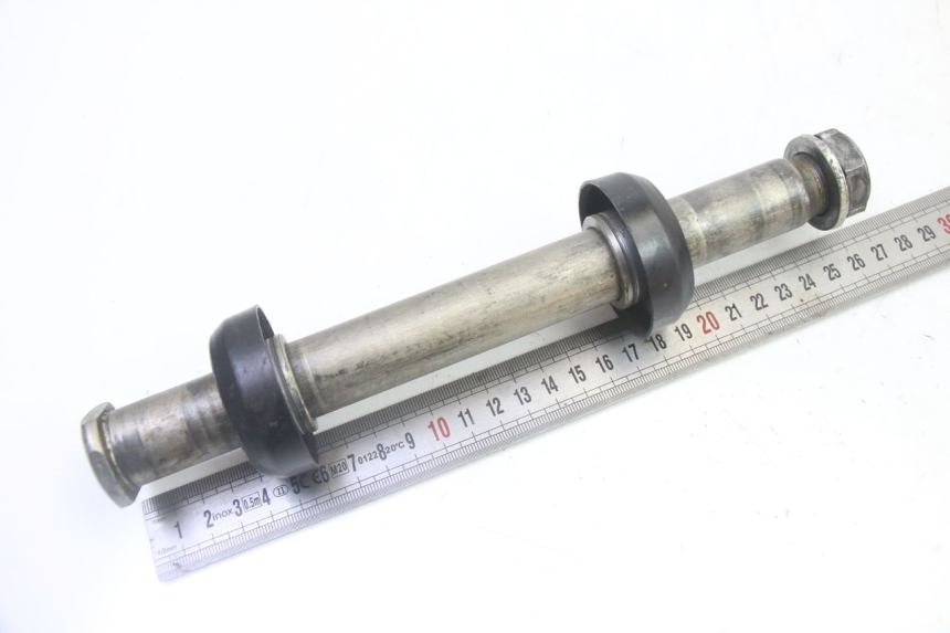 photo de REAR WHEEL AXLE YAMAHA YZF YZ-F 450 (2014 - 2016) - Zoom on usage condition