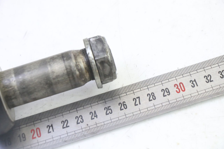 photo de REAR WHEEL AXLE YAMAHA YZF YZ-F 450 (2014 - 2016) - Alternative perspective