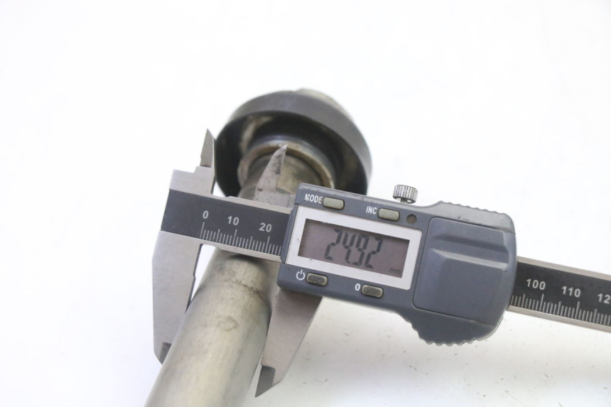 photo de REAR WHEEL AXLE YAMAHA YZF YZ-F 450 (2014 - 2016) - Technical close-up