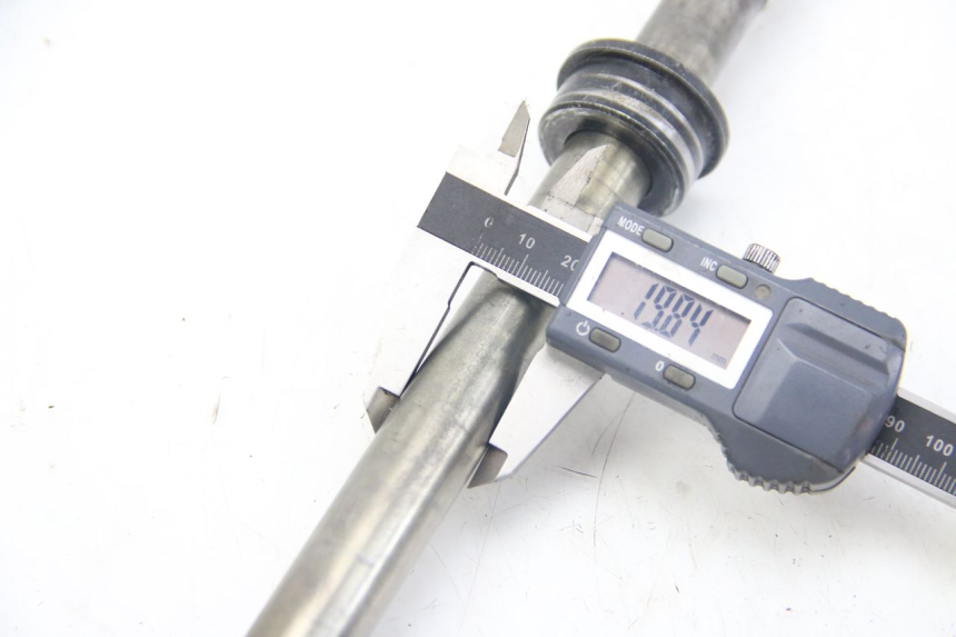 photo de REAR WHEEL AXLE KAWASAKI Z ABS 1000 (2014 - 2020) - Component detail