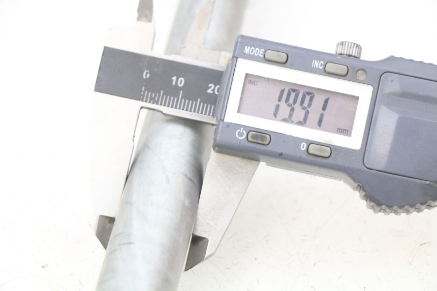 photo de REAR WHEEL AXLE KAWASAKI ZR7 ZR-7 S 750 (1999 - 2004) - Alternative perspective