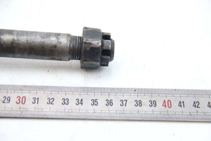 photo de REAR WHEEL AXLE KAWASAKI ZX-6R ZX6R 600 (1995 - 1997) - Technical close-up