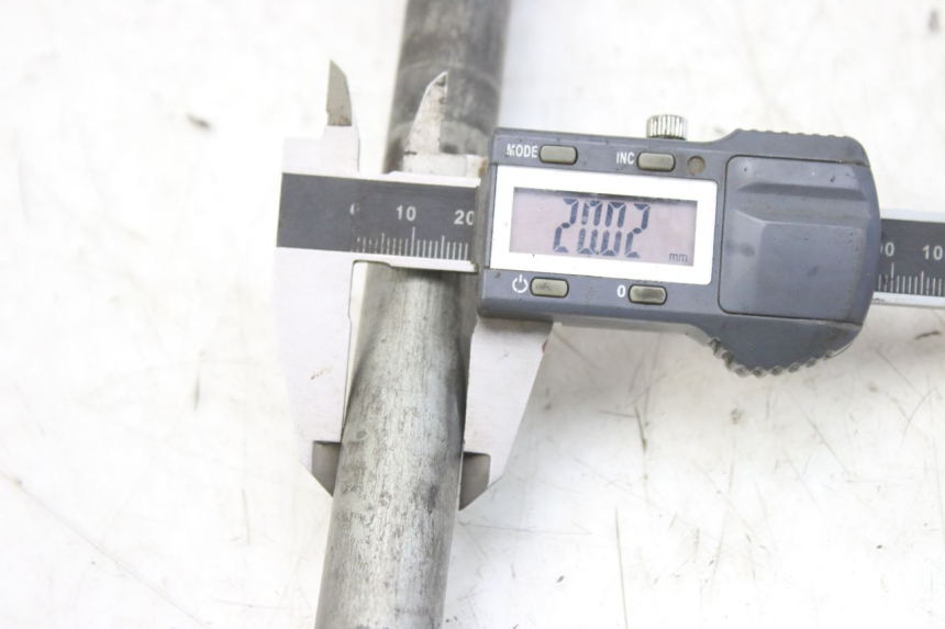 photo de REAR WHEEL AXLE KAWASAKI ZX-6R ZX6R 600 (1995 - 1997) - Zoom on usage condition