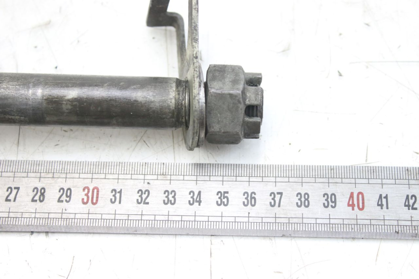 photo de REAR WHEEL AXLE KAWASAKI ZX-6R ZX6R 600 (1995 - 1997) - Alternative perspective