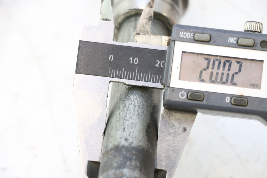 photo de REAR WHEEL AXLE KAWASAKI ZX-6R ZX6R 600 (1995 - 1997) - Alternative perspective