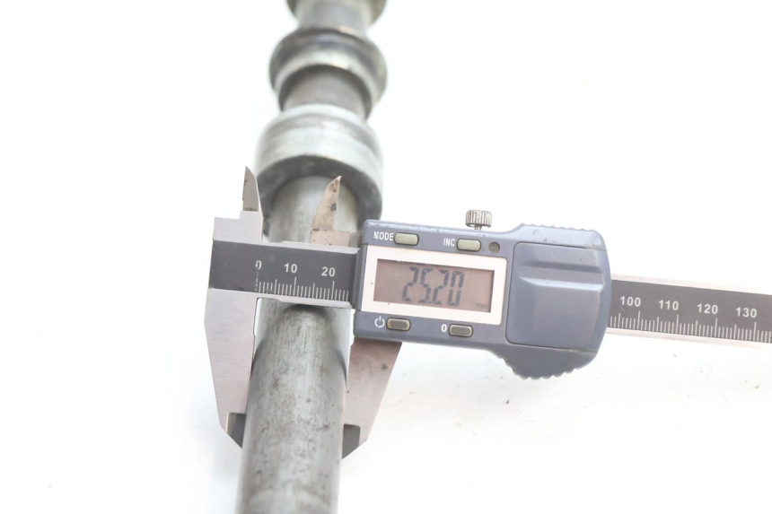 photo de REAR WHEEL AXLE KAWASAKI ZX-6R ZX6R 600 (2000 - 2002) - Technical close-up