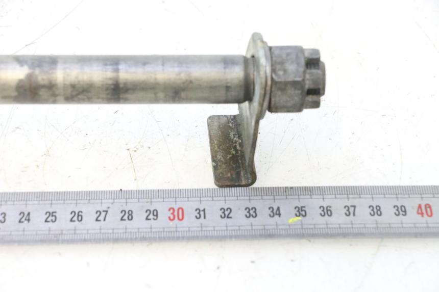 photo de REAR WHEEL AXLE KAWASAKI ZZR 600 (1995 - 2004) - Technical close-up