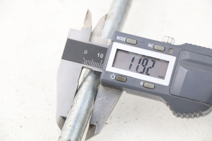 photo de FRONT WHEEL AXLE KYMCO AGILITY 4T 50 (2018 - 2022) - Alternative perspective