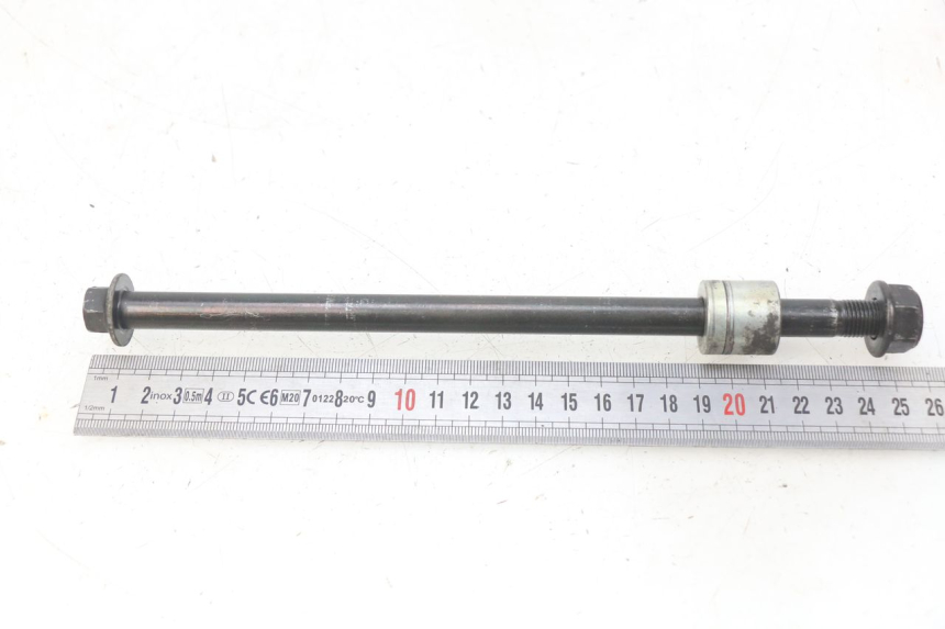 photo de FRONT WHEEL AXLE KYMCO AGILITY CITY 2T 50 (2008 - 2016) - Zoom on usage condition