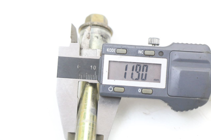 photo de FRONT WHEEL AXLE KYMCO AGILITY PREMIUM 50 (2007 - 2010) - Alternative perspective