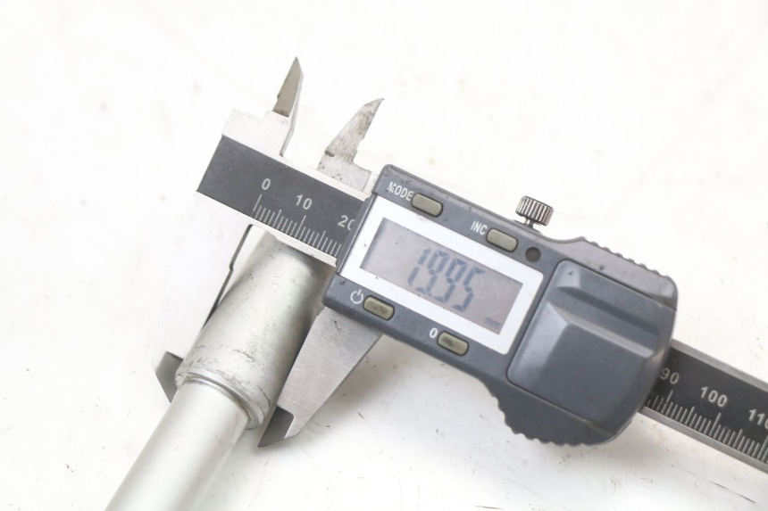 photo de FRONT WHEEL AXLE APRILIA SR MOTARD 50 (2012 - 2018) - Technical close-up