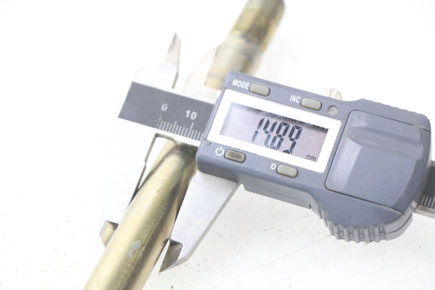 photo de FRONT WHEEL AXLE HYOSUNG AQUILA GV 125 (2009 - 2016) - Zoom on usage condition