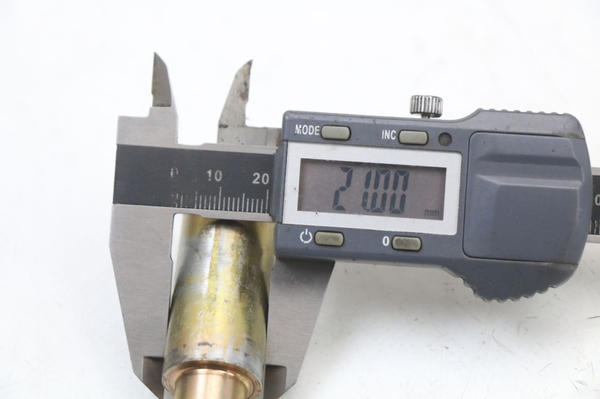 photo de FRONT WHEEL AXLE HYOSUNG GV AQUILA 125 (2000 - 2009) - Alternative perspective