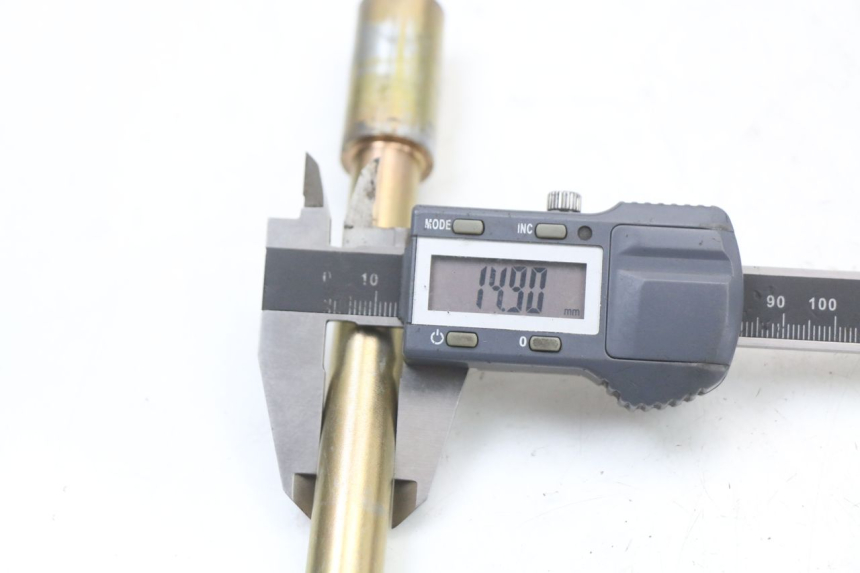 photo de FRONT WHEEL AXLE HYOSUNG GV AQUILA 125 (2000 - 2009) - Technical close-up