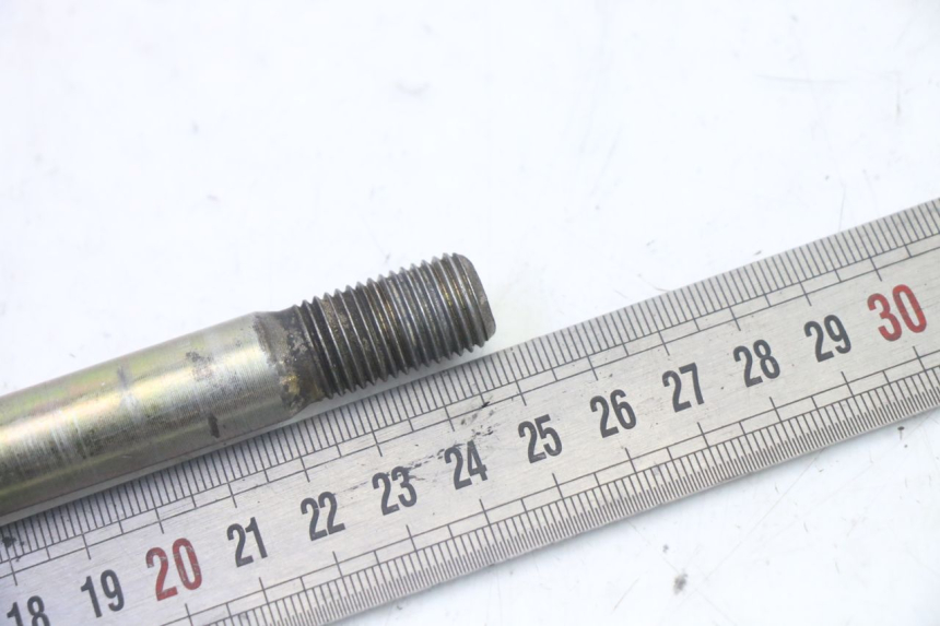 photo de FRONT WHEEL AXLE HYOSUNG GV AQUILA 125 (2000 - 2009) - Alternative perspective