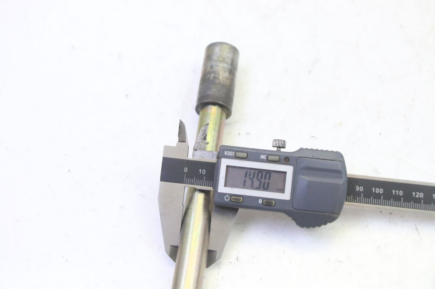 photo de FRONT WHEEL AXLE HYOSUNG GV AQUILA 125 (2000 - 2009) - Technical close-up