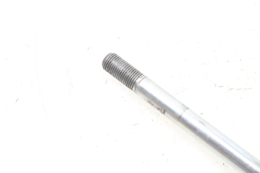 photo de FRONT WHEEL AXLE APRILIA ATLANTIC 125 (2003 - 2009) - Zoom on usage condition